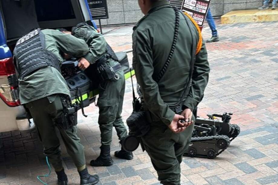 Policías inspeccionan un paquete sospechoso en el centro de Bogotá.
