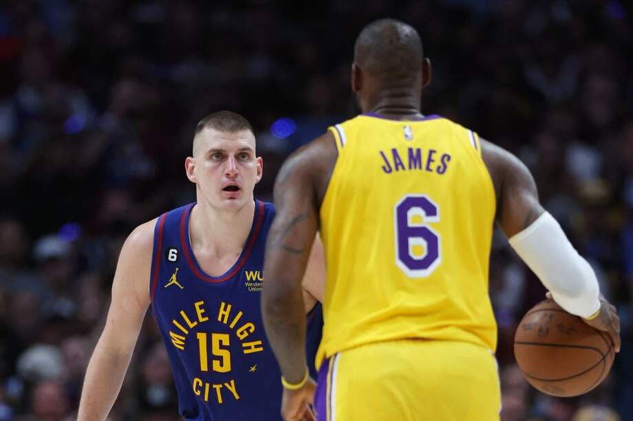 Nikola Jokic (izq.) defiende un ataque de LeBron James.