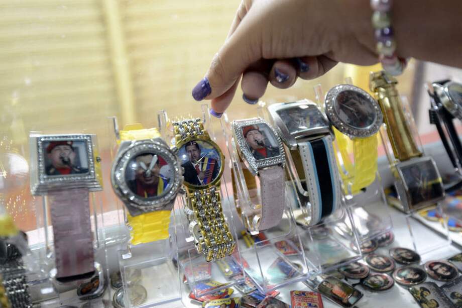 Relojes con las imágenes del presidente venezolano, Hugo Chávez, se venden en Caracas y son un símbolo de la incertidumbre sobre el estado de salud del mandatario. / AFP