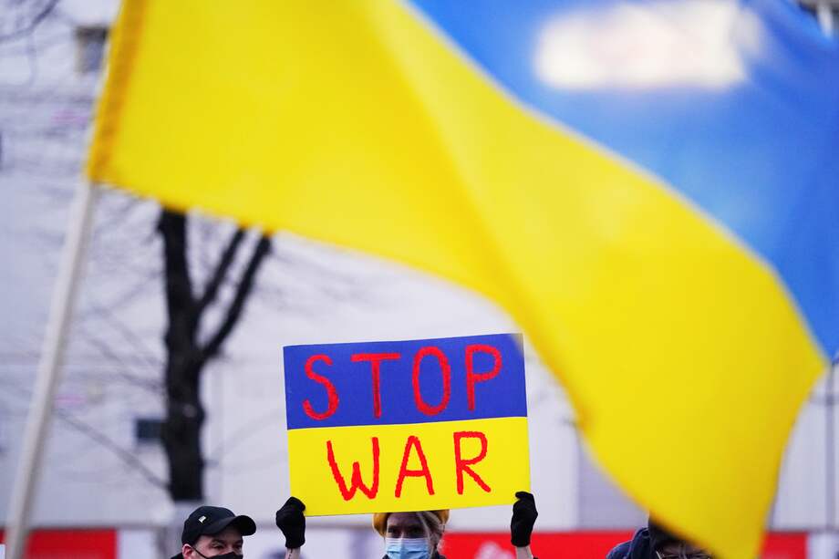 Manifestantes muestran carteles en apoyo a Ucrania mientras asisten a una manifestación en la calle cerca de la embajada rusa para protestar contra la escalada de tensión entre Rusia y Ucrania en Berlín.