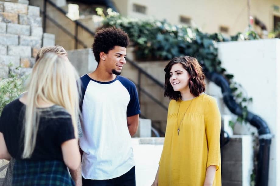 Los investigadores han analizado simultáneamente la compleja actividad neuronal de dos personas desconocidas que entablan una conversación por primera vez. / Pexels