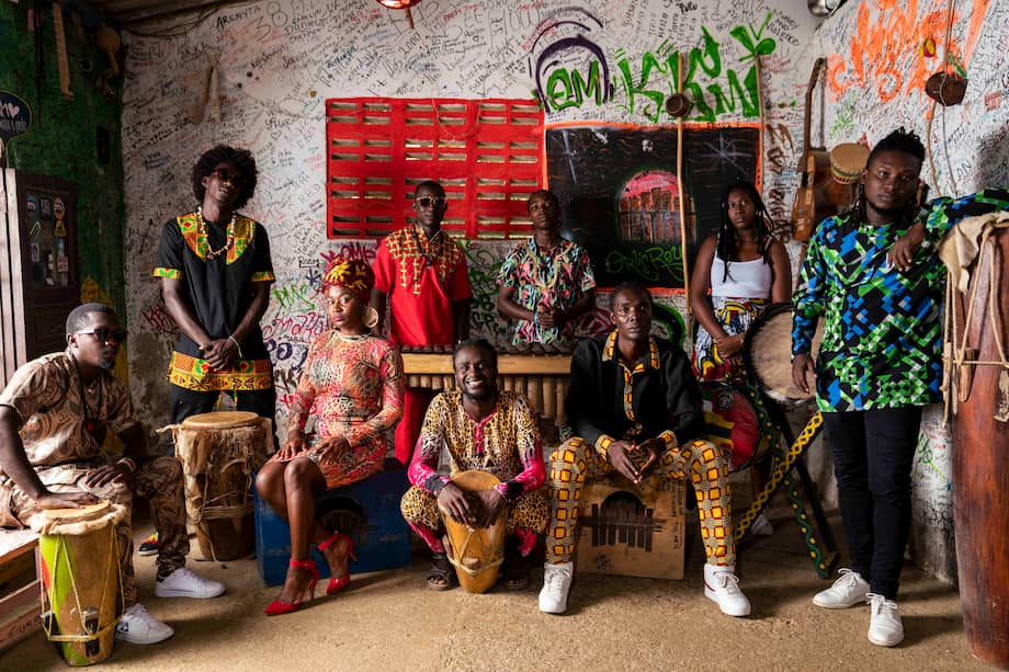 Las letras de Kombilesa Mí son una exploración del español, el palenquero, el bantú africano, el portugués, el francés, el inglés y la lengua criolla. La agrupación también se destaca por la mezcla de instrumentos.