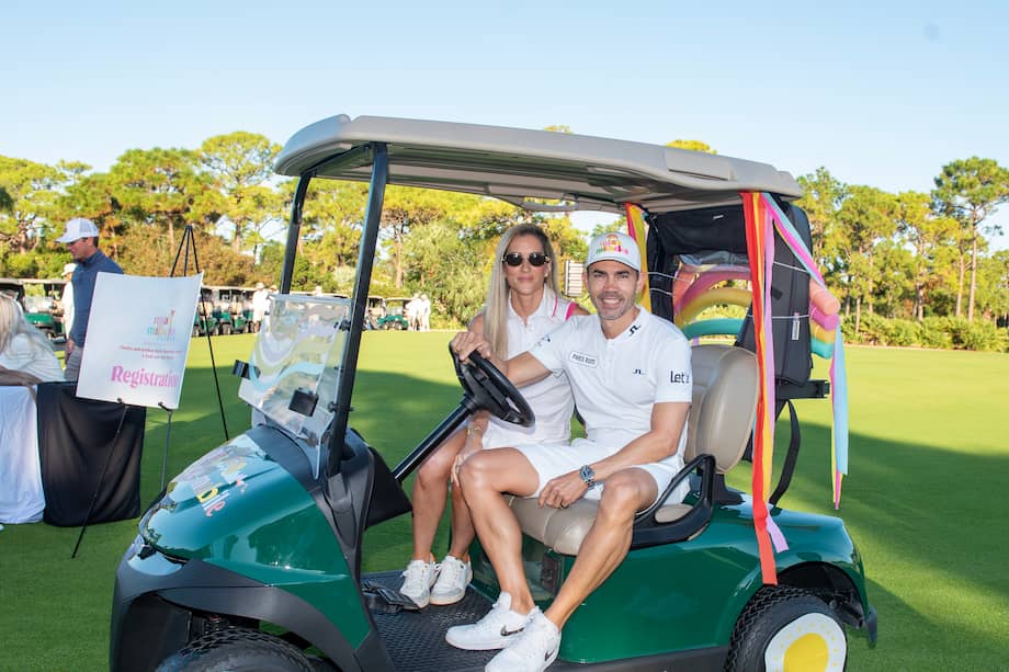 Camilo Villegas junto a su esposa María Ochoa. Son el vicepresidente y la presidente de Mia's Miracles.