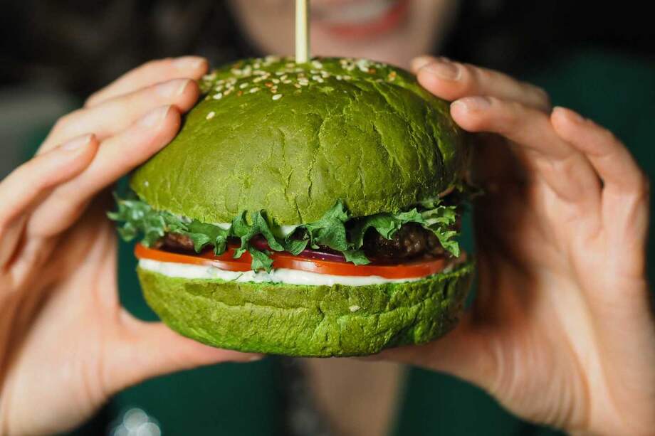 Las hamburguesas son la elección preferida cuando se busca comida saludable, con el 36 % de prevalencia en las cartas de los restaurantes del país, seguido de las pizzas, con el 23 %, de acuerdo con el reporte de Cluvi. Imagen de referencia.