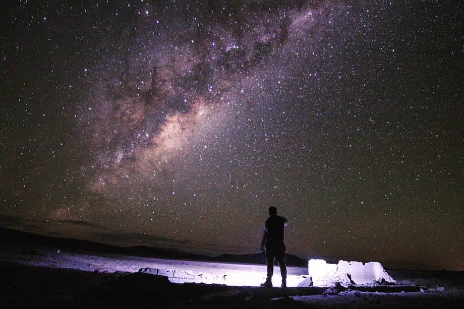 Fotografía de la observación de estrellas en el desierto de Atacama, en Chile.