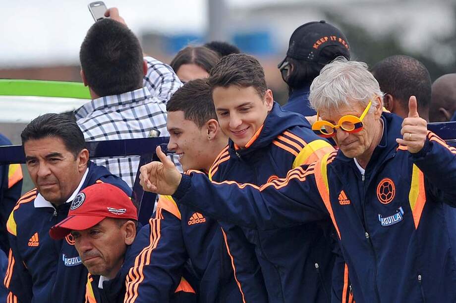 El técnico de la selección de Colombia, José Pékerman, ayer en el recibimiento que les hizo Bogotá. / AFP