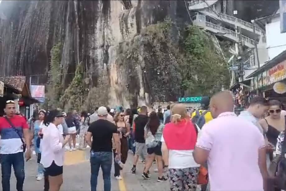 Las autoridades acordonaron la zona tras el desprendimiento de tierra.