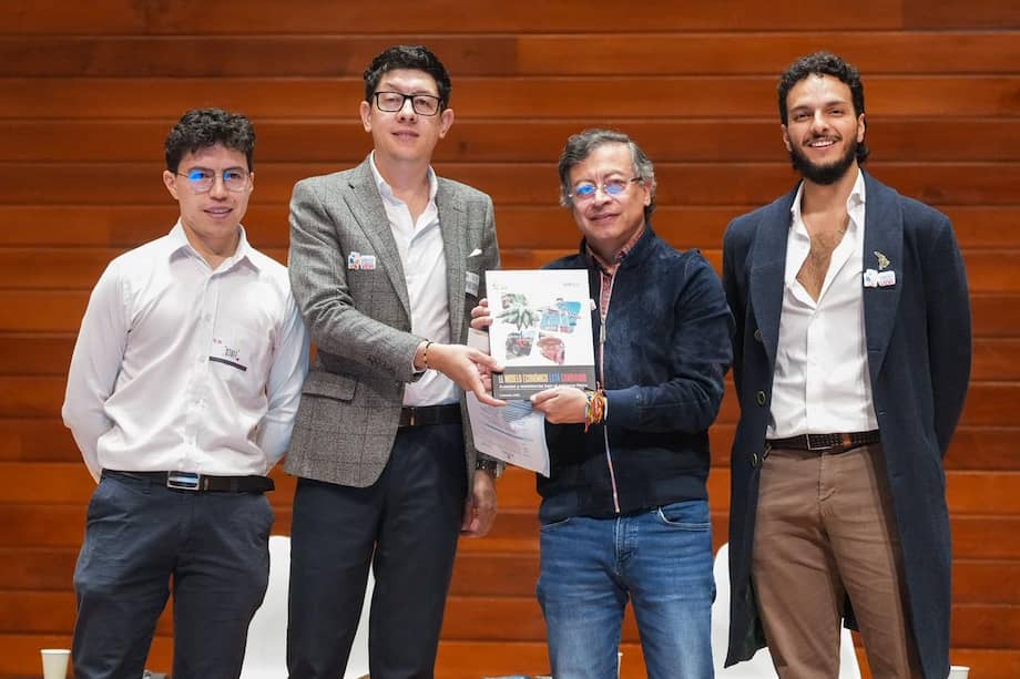 El ministro de Educación, Daniel Rojas Medellín; el presidente Gustavo Petro; y el director del Centro de Pensamiento Vida, Simón Gómez Azza.