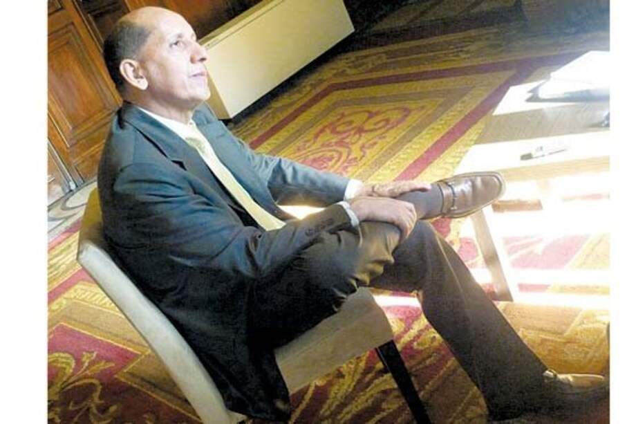 El general Luis Mendieta indicó que el veto a las víctimas va contra del Derecho Internacional Humanitario.