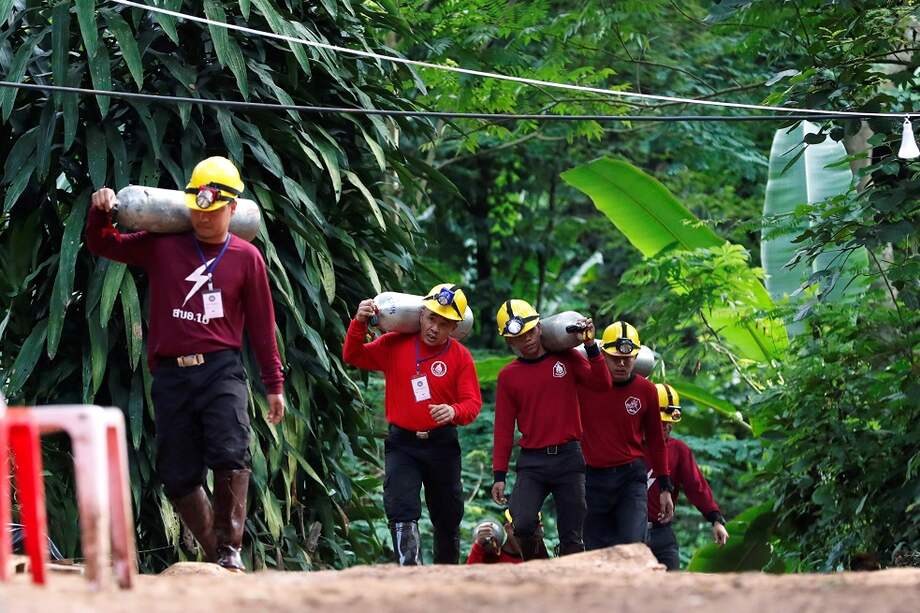 Miembros de servicios de rescate continúan operaciones para sacar a los niños y su entrenador de la cueva de Tham Luang. / EFE