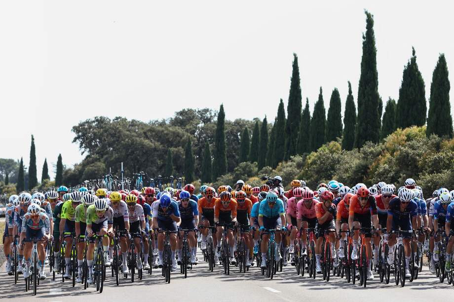 El pelotón durante la etapa 16 del Tour de Francia 2024.