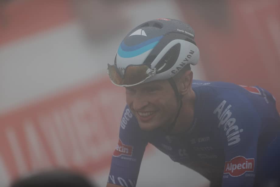 SAN MIGUEL DE AGUAYO, 25/08/2022.- El australiano Jay Vine, del equipo Alpecin-Deceunink, sonríe tras ganar la sexta etapa de La Vuelta disputada entre las localidades de Bilbao y la ascensión al Pico Jano en San Miguel de Aguayo, este jueves con 181,2 km de recorrido. EFE/Javier Lizón