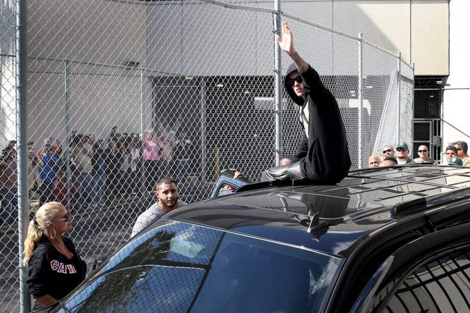 Justin Bieber en libertad tras pagar una fianza de 2.500 dólares.