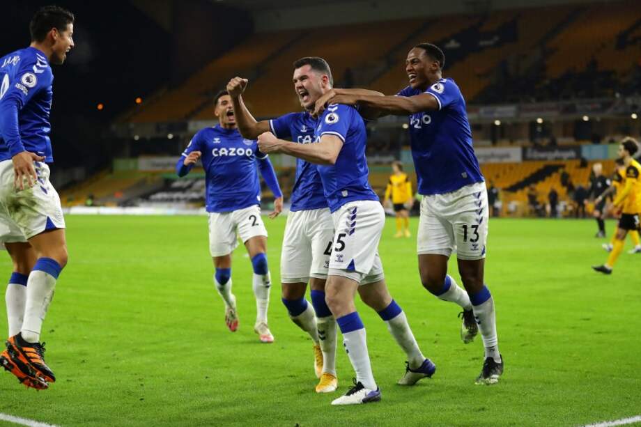 James Rodríguez (i) y Yerry Mina (d) celebran uno de los goles con los que Everton venció a Wolverhampton.