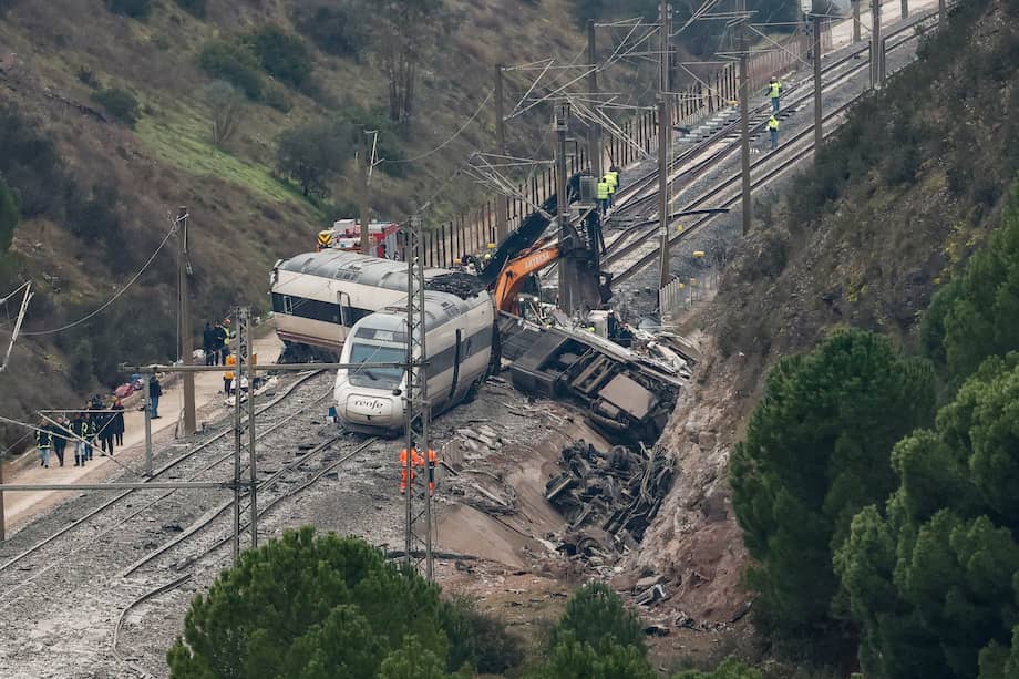 Los restos de uno de los trenes que chocó con otro convoy el fin de semana en el sur de España.