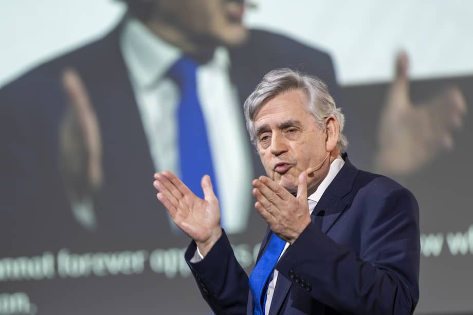 Gordon Brown es enviado especial de las Naciones Unidas para la educación mundial y embajador de la Organización Mundial de la Salud para la Financiación de la Salud Mundial.