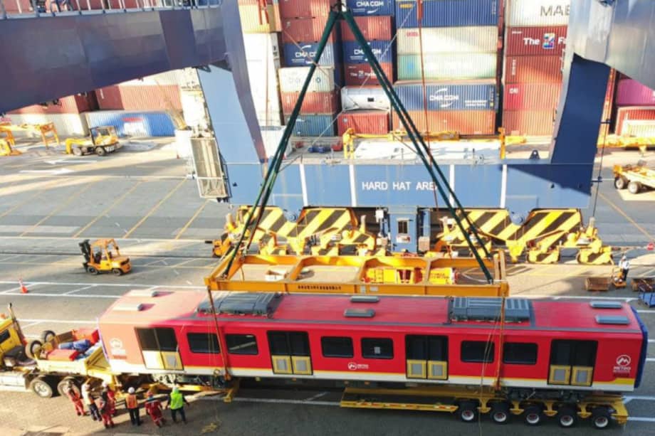Cuatro tren del Metro de Bogotá en su llegada al puerto de Cartagena.