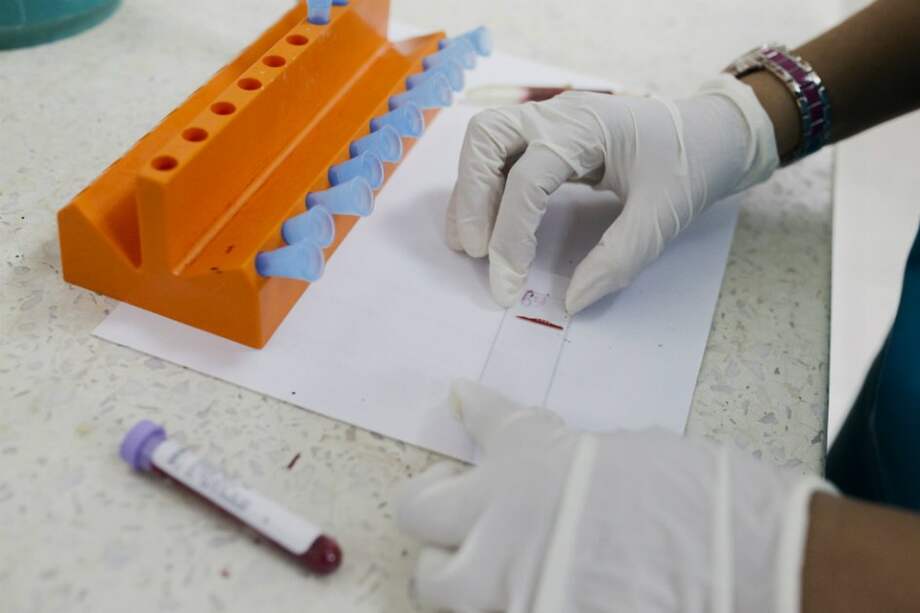 Vecinos de una fábrica de fábrica de DuPont anunciaron que se harán pruebas de sangre para detectar químicos utilizados por la empresa. / Bloomberg News