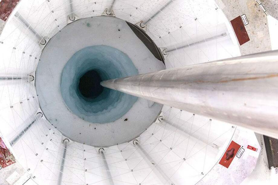 Los investigadores utilizaron un taladro de agua caliente para perforar un kilómetro de hielo, creando un portal con un diámetro de solo 60 centímetros. / Crédito: Equipo de Ciencia de Billy Collins / SALSA