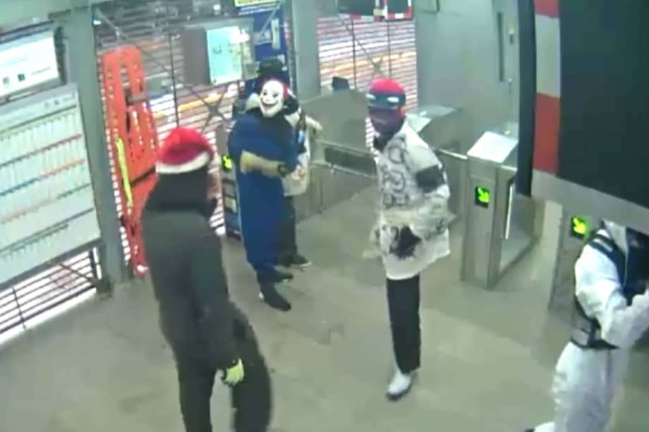 Entre los capturados se identificó a Sneider Sebastián Cantor Cortés, alias “Salvatore”, y a Juan Sebastián Manios Lozano, alias “Tolima”. Estos dos hombres serían los principales coordinadores de la fabricación de elementos peligrosos en la red.