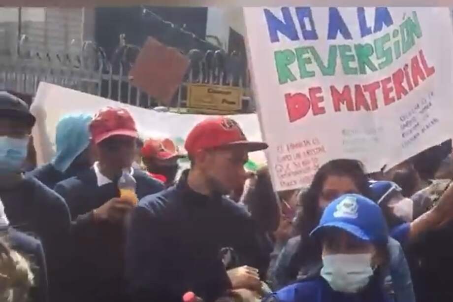 Según los manifestantes, el aplazamiento de la publicación de los reportes ha demorado hasta un año el pago de la tarifa por material recuperado.