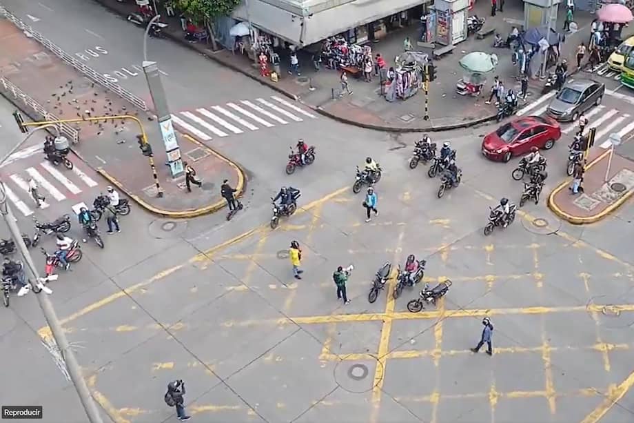 Los motociclistas intentaron bloquear el paso por varias intersecciones.