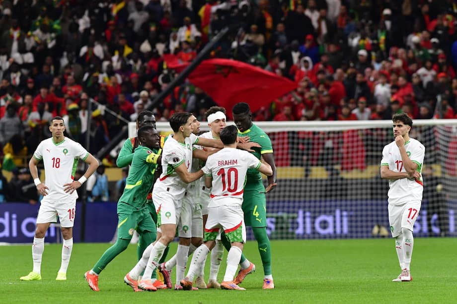Abdoulaye Seck, de Senegal, con Brahim Diaz, de Marruecos, durante la final de la Copa Africana de Naciones el 18 de enero de 2026 en Rabat.