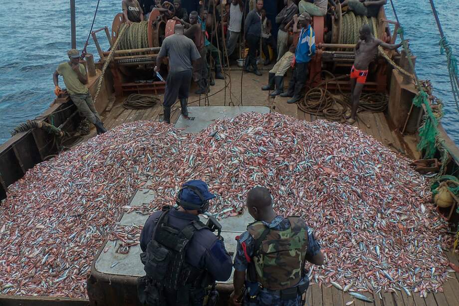 Un guardia costero de Estados Unidos junto a un miembro del Africa Maritime Law Enforcement Partnership, en la incautación de un barco pesquero pirata. Ghana. / Kwabena Akuamoah-Boateng // US Navy