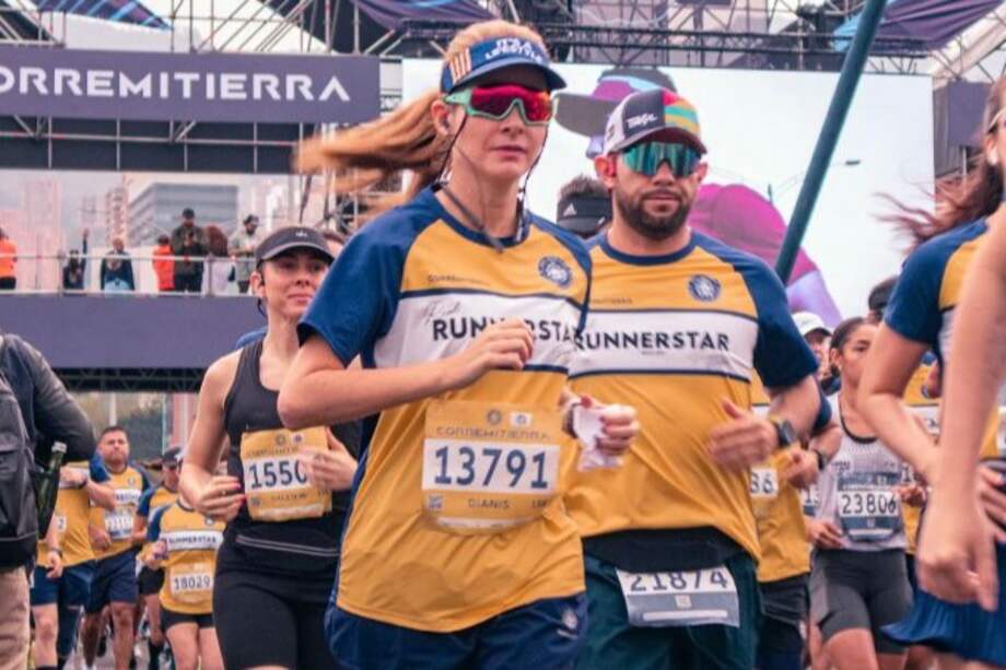 Deportistas de la carrera Corre mi Tierra de Medellín, un evento similar al Yoga y Run 2024 de Bogotá, en el que estuvo presente la campaña #Carrerasinhuella de Agua Cielo, del grupo AJE.