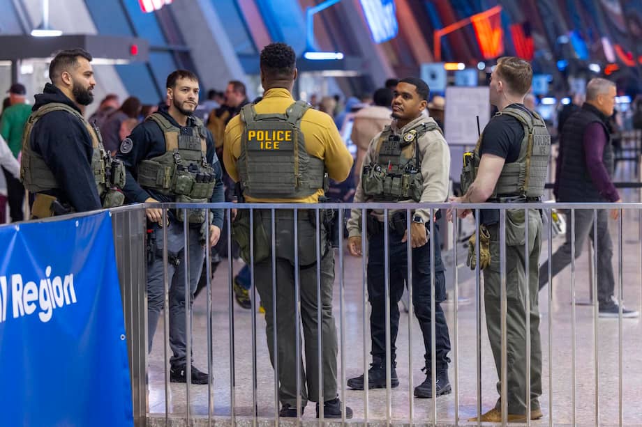 Agentes del Servicio de Inmigración y Control de Aduanas (ICE) patrullan el Aeropuerto Internacional Dulles, en Dulles, Virginia, Estados Unidos, el 26 de marzo de 2026.