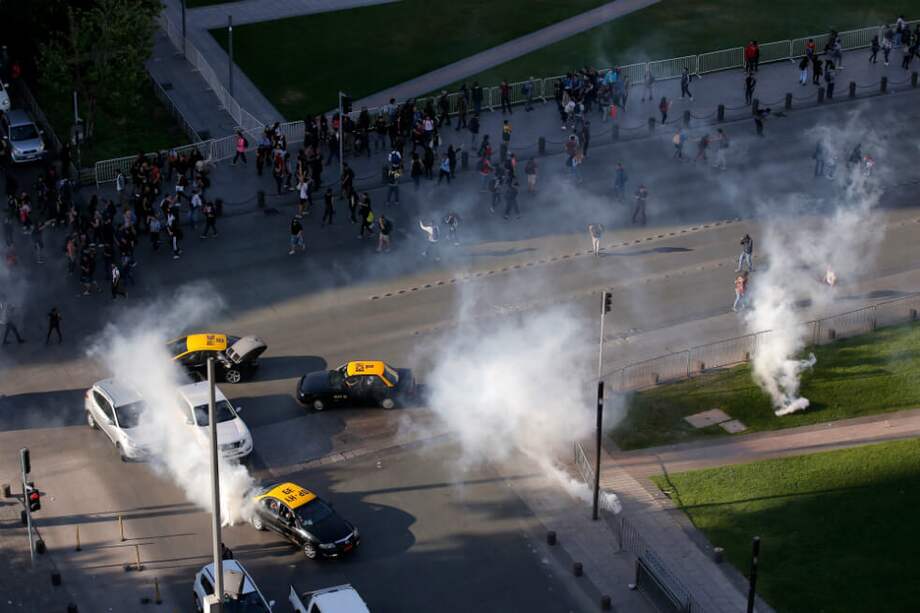 Miles de estudiantes se enfrentaron a los carabineros de la ciudad en las calles de Santiago de Chile. / AFP