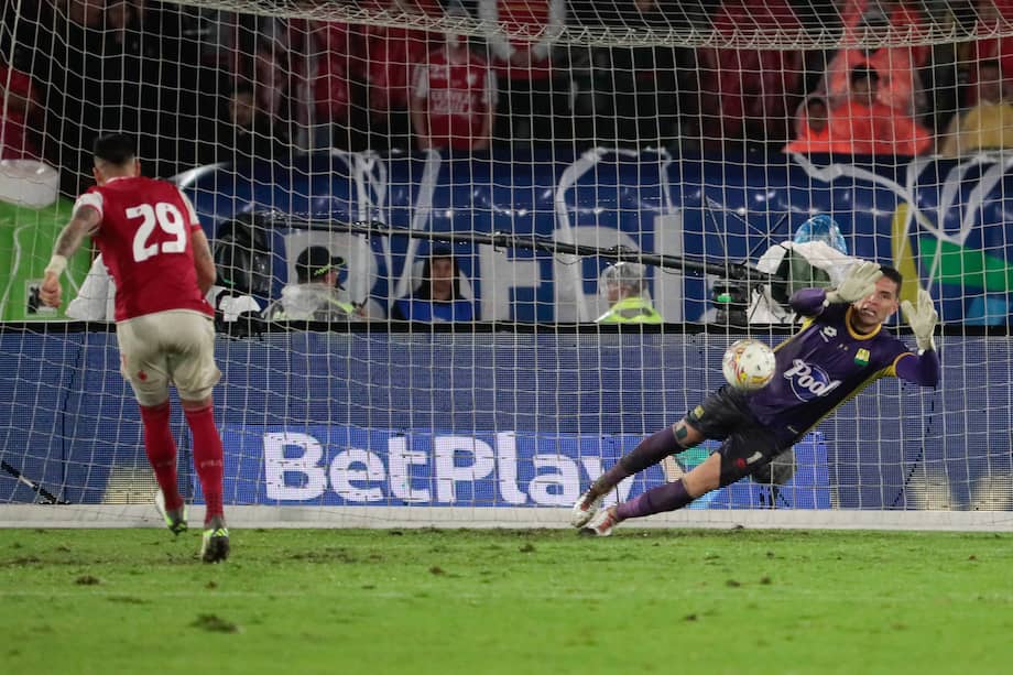 Aldair Quintana ataja el penal que hace campeón a Atlético Bucaramanga de la primera división del Fútbol Profesional Colombiano por primera vez en su historia.
