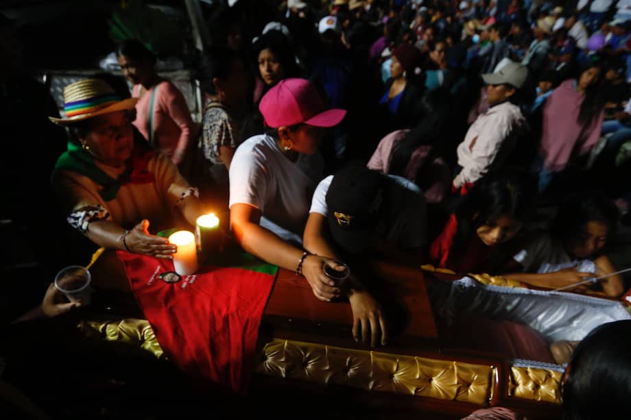 Indígenas en la velación de Carmelina Yule Paví, líder indígena que resultó herida en un ataque de las disidencias de las FARC, este lunes en Toribío (Colombia).