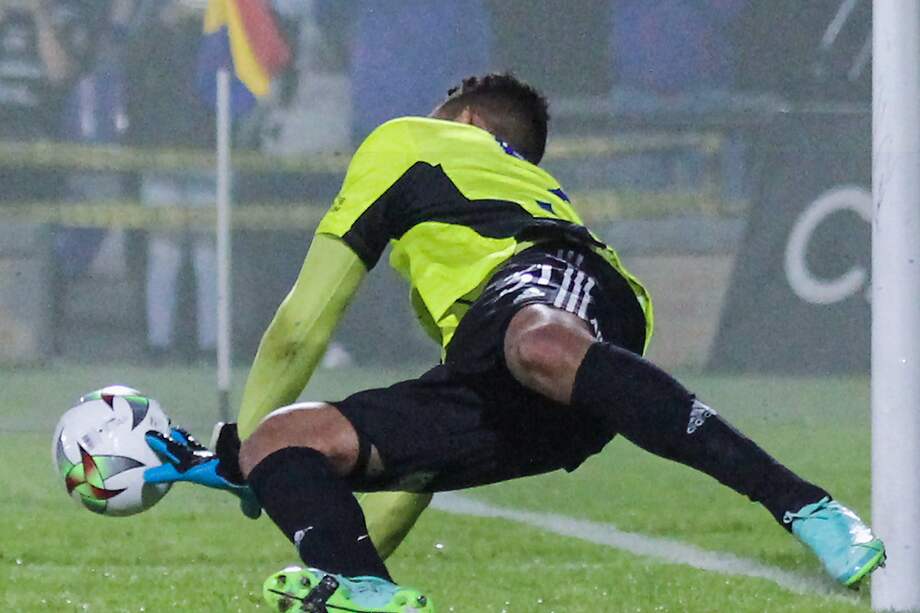 Álvaro Montero cometió y atajó un penalti en su primer partido con Millonarios.