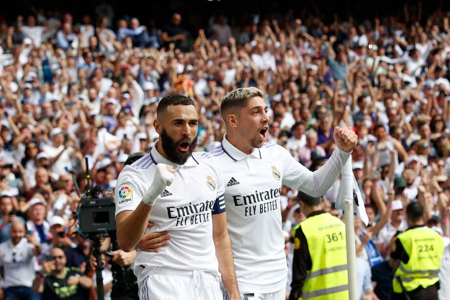 El delantero del Real Madrid Karim Benzema (i) celebra con su compañero Fede Valverde (d) tras marcar el 1-0 durante el partido de la novena jornada de Liga que Real Madrid y FC Barcelona disputan este domingo en el estadio Santiago Bernabéu de Madrid. EFE/ Rodrigo Jiménez