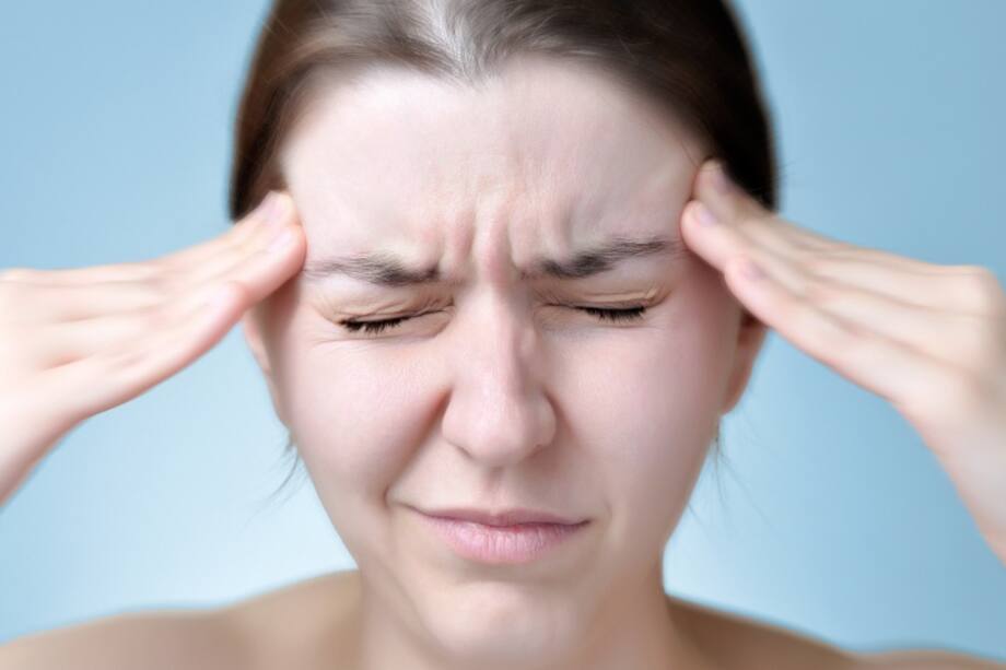 Mujer con dolor de cabeza