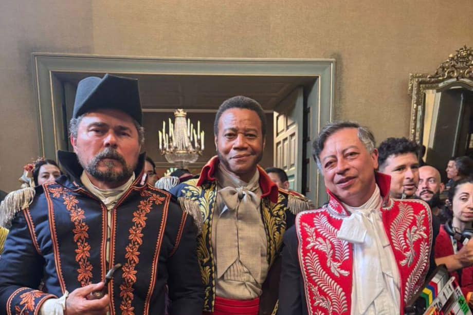 Fotografía del rodaje de la película sobre el Almirante Padilla con parte de l elenco: Gustavo Petro (d), Cuba Gooding Jr. (c) y Lucho Velasco (i).