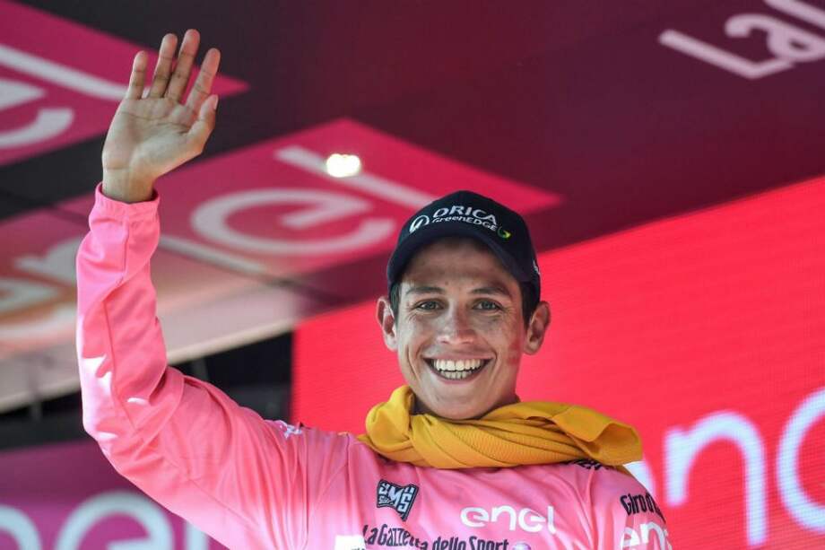 Esteban Chaves nuevo portador de la 'maglia rosa'. Foto: EFE