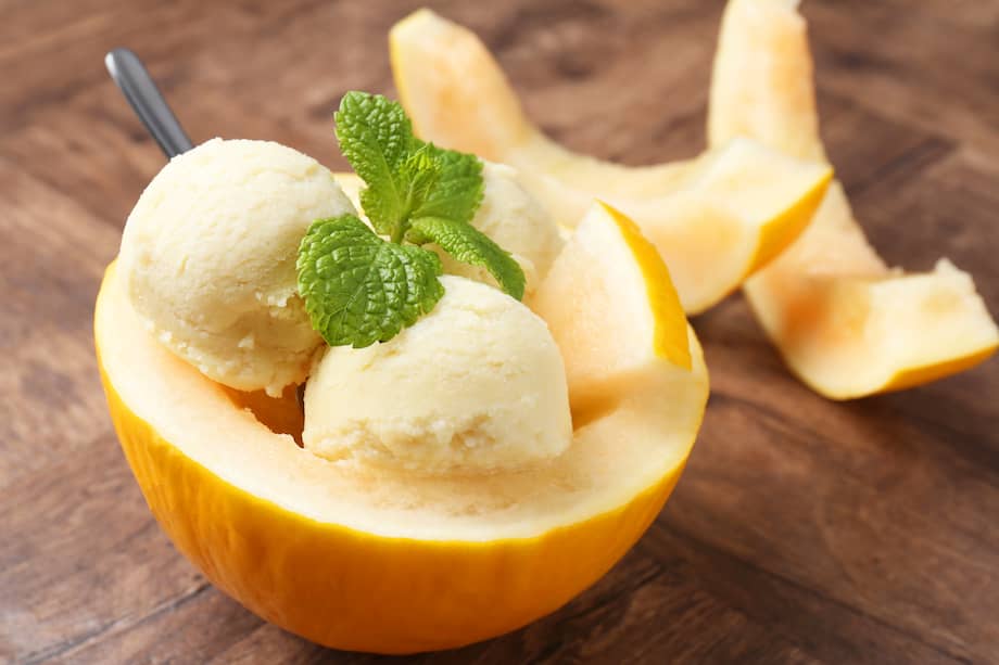Helado de fruta congelada, te recomendamos hacer esta receta con mango, da un resultado más cremoso y consistente que el melón.