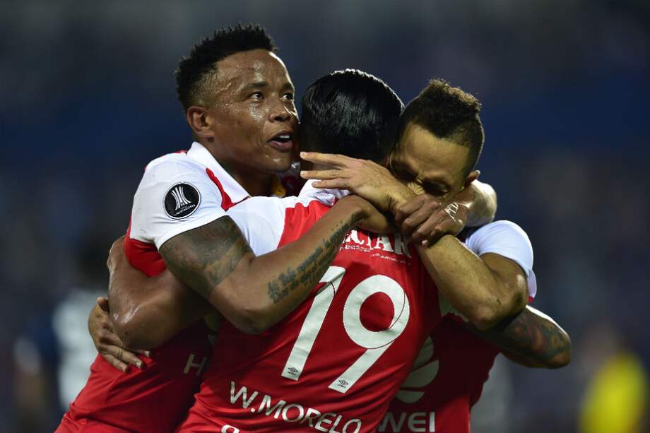 Tesillo (izqu.), Morelo y Plata (dere.) festejan el segundo tanto del cuadro bogotano. / AFP