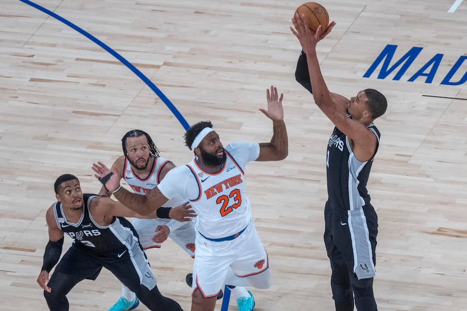 AME9834. NUEVA YORK (ESTADOS UNIDOS), 08/06/2026.- Victor Wembanyama (d) de Spurs lanza el balón este lunes, en un juego de las finales de la NBA entre Knicks y Spurs, en el Madison Square Garden, en Nueva York (EE.UU). EFE/ Ángel Colmenares