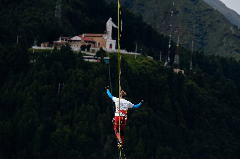 Un atleta originario de Estonia hace historia al traer a la vida el hito realizado en 1895 por el canadiense Harry Warner quien atravesó el abismo entre el cerro de Monserrate y el Guadalupe.