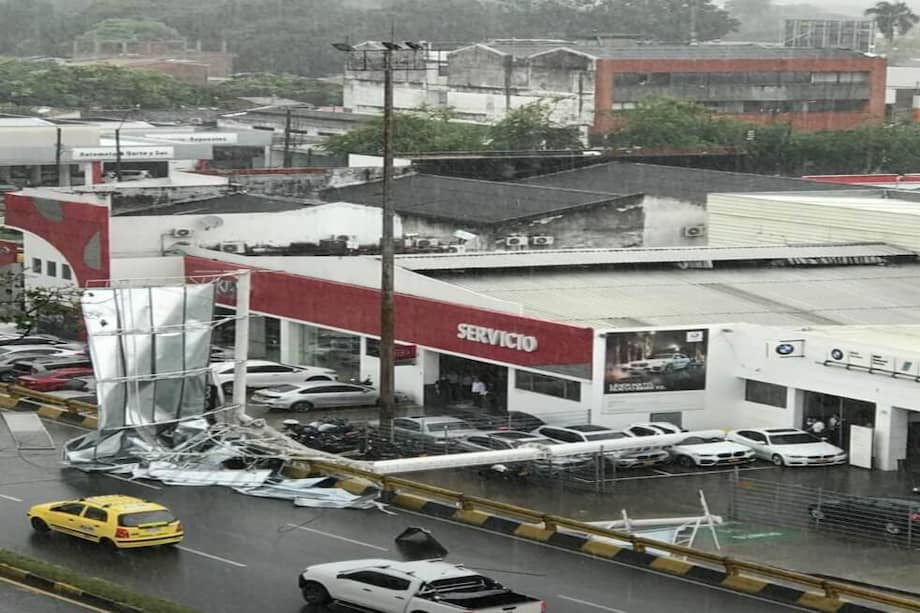 El Cuerpo de Bomberos de Cali acudió al lugar de los hechos para atender la emergencia con una máquina extintora (cuatro unidades). / Cortesía