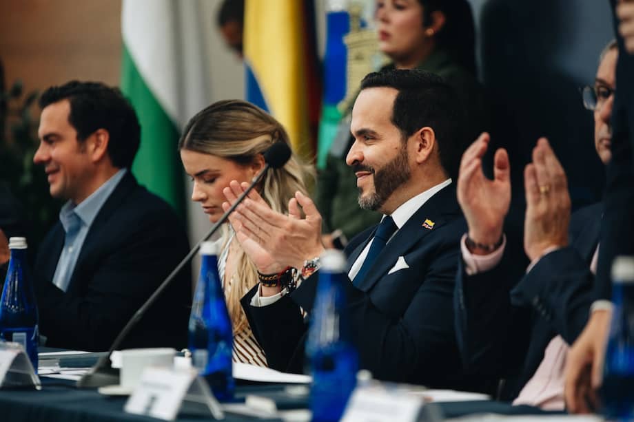 El presidente electo, Abelardo de la Espriella, en su empalme regional en Medellín. A su lado, su esposa, Ana Lucía Pineda, y el ministro del Interior designado, Rodrigo Lara.