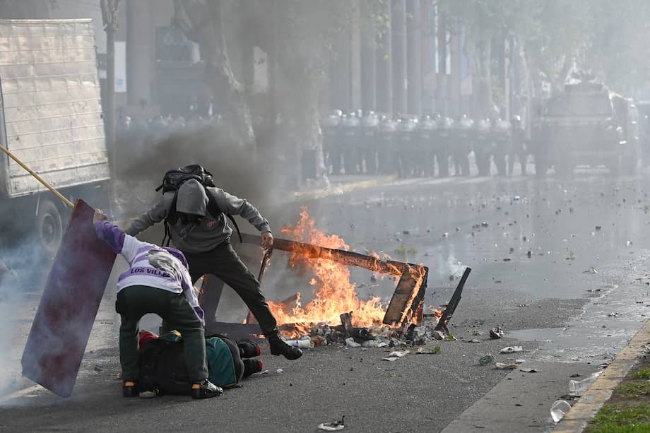 El fotoperiodista argentino Pablo Grillo es retratado en el suelo, herido, durante una protesta de jubilados, apoyados por aficionados al fútbol, contra el gobierno del presidente Javier Milei.
