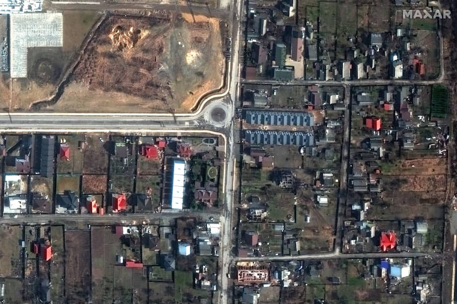 Una imagen satelital muestra lo que parecen ser los cuerpos de varios civiles a lo largo de la calle Yablonska en Bucha, el 31 de marzo de 2022.