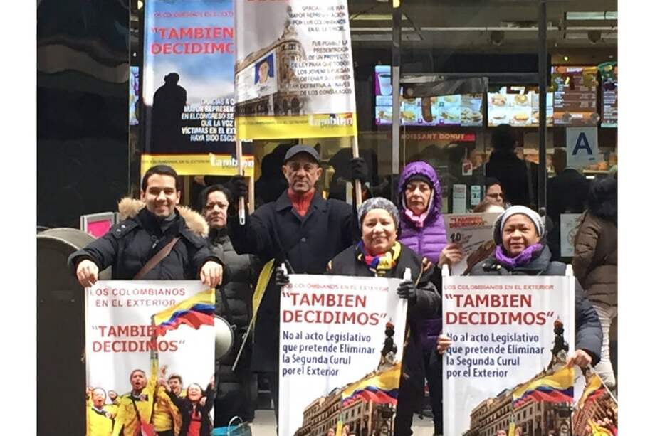 Colombianos en el consulado de Miami. / Colombianos en el consulado de Miami.