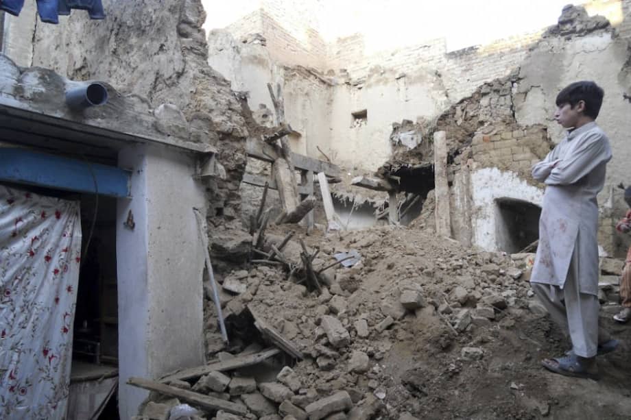 Un niño paquistaní contempla los daños ocasionados en su casa en Kohat, al norte de Afganistán. / EFE