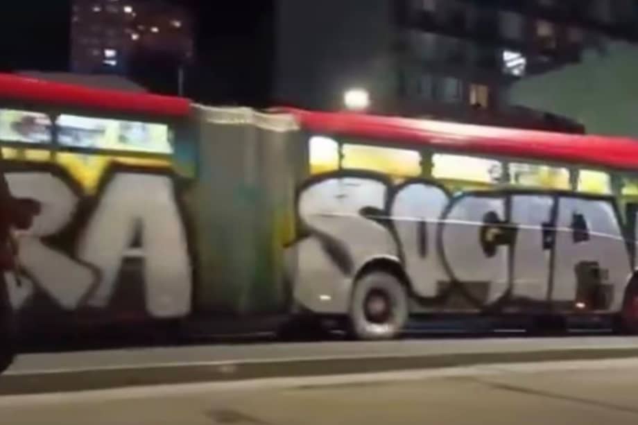 Un nuevo acto de vandalismo contra un bus troncal volvió a encender las alertas por los daños a la infraestructura de TransMilenio.