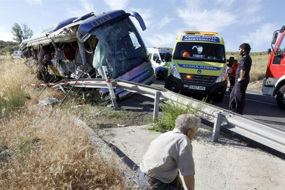 Volcamiento de autobús deja nueve muertos en España